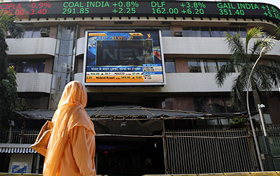 BSE Sensex, NSE Nifty fall to 2-wk lows, Mahindra and Mahindra, Tata Power drag